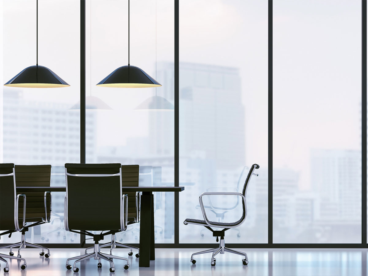 Sala de reunião corporativa com vista para a cidade